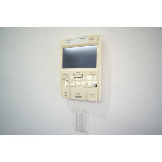 来訪者の姿を確認できるTVモニター付インターホン設置済です！