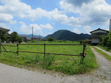 西側から撮影。向かって右側の未舗装の通路は隣地です。