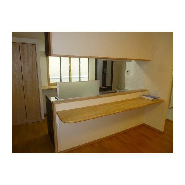 窓のある明るいキッチン