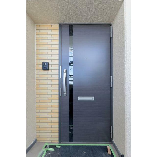 洗練されたデザインの玄関ドアが、住まいの顔を美しく彩ります。落ち着いた色合いと縦長の窓が、モダンな印