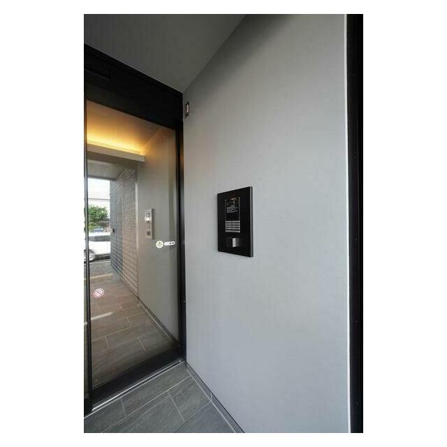 入り口には防犯カメラ設置！！オートロック仕様のため、防犯に優れております！