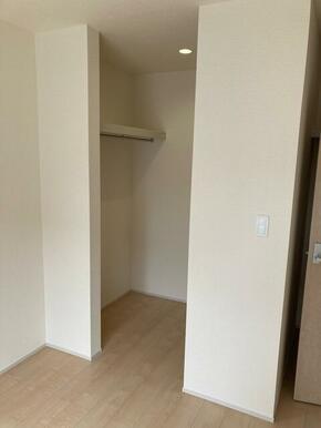 空間の使い方はいろいろ。服だけでなくさまざまなアイテムの収納にも◎（2号棟）