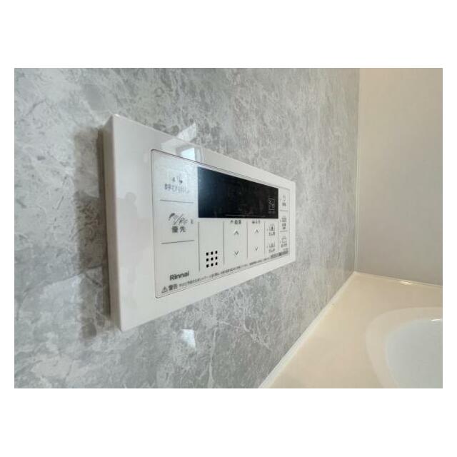 ボタンひとつでお湯張りや追い焚き、温度調整までしてくれる便利なオートバス機能付き