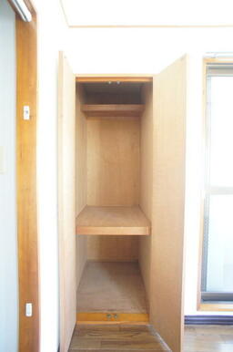 奥行のある収納付です！増えがちな荷物をスッキリ収納できます！