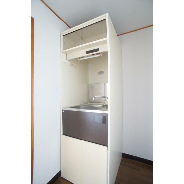 キッチンは収納付なので、調理器具など必要な物を収納できます☆
