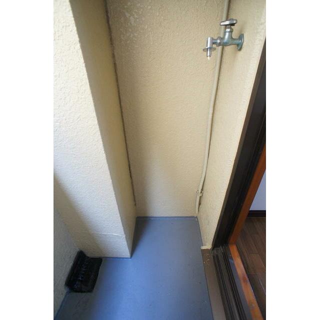 洗濯機置場が室外にあるのでお部屋を広々お使いいただけます。
