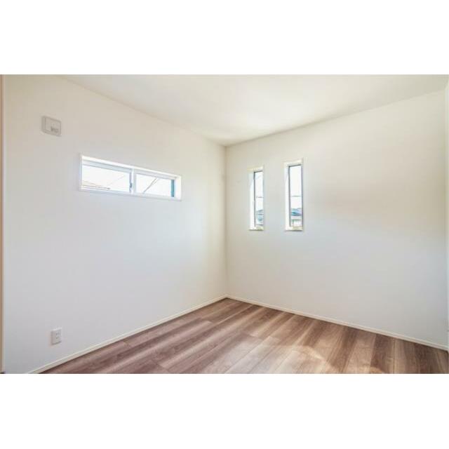 ４．８帖の洋室です。壁面が多ければ部屋に凹凸が少ないため、家具の配置がしやすくなります。