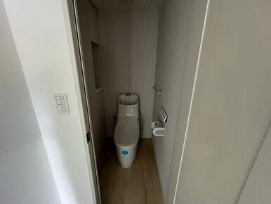 ストライプの壁紙ですっきりとした印象のトイレです。