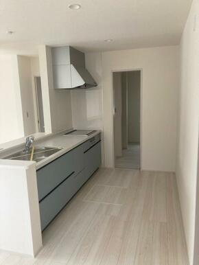 火を使わないIHクッキングヒーターは火災予防、地震対策の観点からも◎（1号棟）