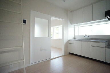 ダイニングテーブルを置いたり自由にレイアウトできます☆