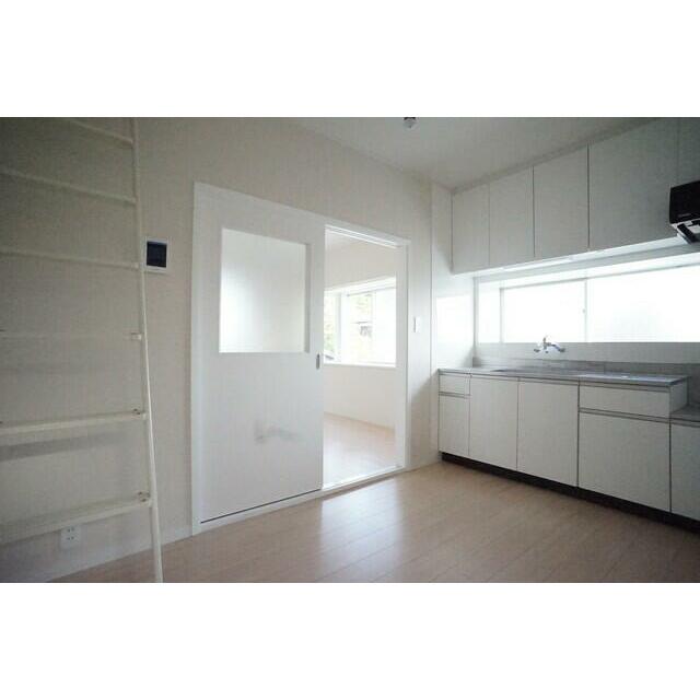 ダイニングテーブルを置いたり自由にレイアウトできます☆