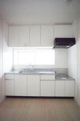 上下収納豊富・調理スペースあり！使い勝手の良いキッチンです♪