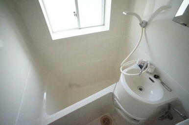 窓付きのバスルーム♪換気もできて気持ちいいですね♪