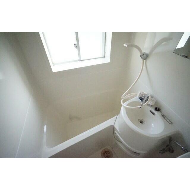 窓付きのバスルーム♪換気もできて気持ちいいですね♪