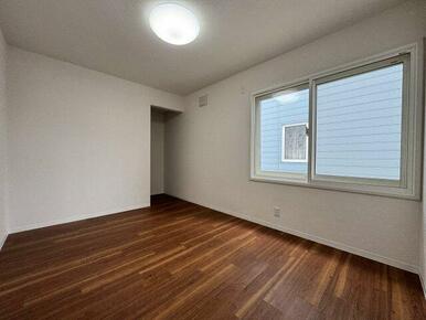 1階5.9帖の洋室。