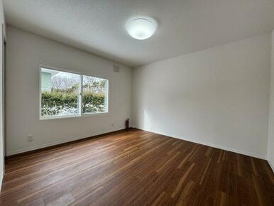 1階7.3帖の洋室。