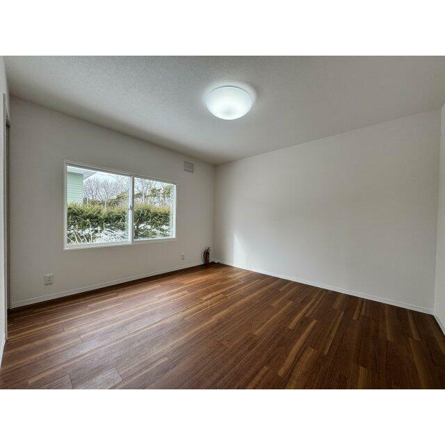 1階7.3帖の洋室。