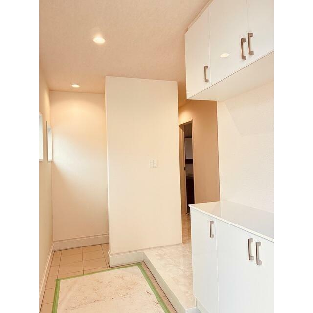 開ければ広がる、閉じれば落ち着く玄関（1号棟）