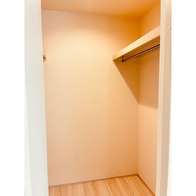 空間の使い方はいろいろ。服だけでなくさまざまなアイテムの収納にも◎（1号棟）