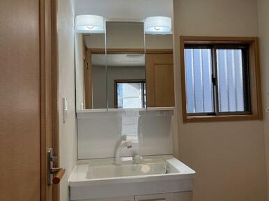 洗面台新品交換済みです