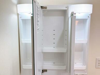 「脱衣所」洗面台は三面鏡です