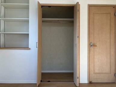 洋室6.1帖　収納大容量です