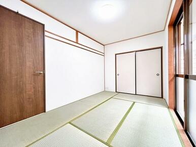 「和室」畳表替え、クロス張替、襖・障子張替え、照明交換等を行いました。