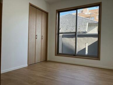 洋室5帖　収納ございます