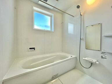 ゆったりとくつろげる1.0坪のユニットバス♪浴室換気乾燥暖房機つきです！