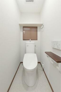 清潔感あふれるトイレは、日々の快適な暮らしをサポートします。棚や収納も備わり、機能性も重視しました。