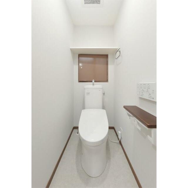 清潔感あふれるトイレは、日々の快適な暮らしをサポートします。棚や収納も備わり、機能性も重視しました。