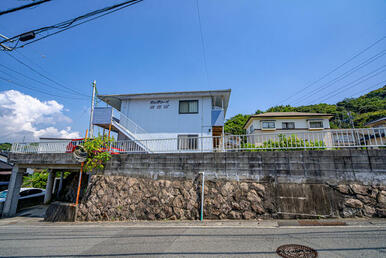 敷地が道路より上がっているため、入居者の方は目線が気になりにくく、過ごしやすいです。