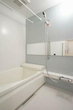 【浴室】清潔感がたっぷりの浴室です。追い焚き機能付きで、浴室乾燥機も設置されております！