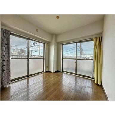 ２面の大きな窓で明るい４．５帖