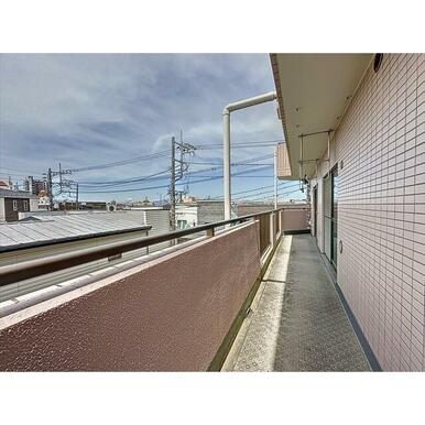 Ｌ字型で広く使えるバルコニーです