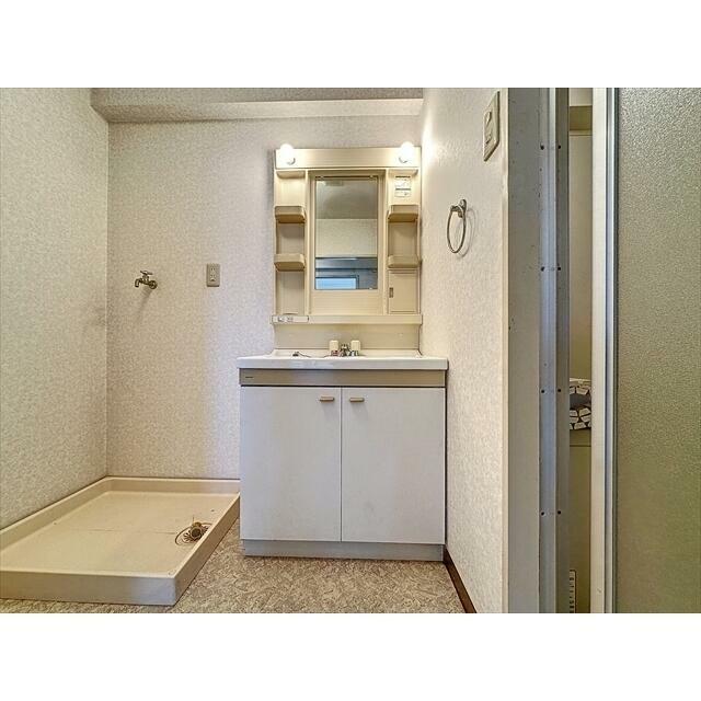 お出かけ前の身だしなみは独立洗面台で