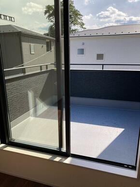 部屋の外と中をつなぐバルコニー、使い方自在！（1号棟）