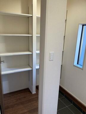 クローゼットや本棚、趣味の保管庫と自由に活用できる収納空間（1号棟）