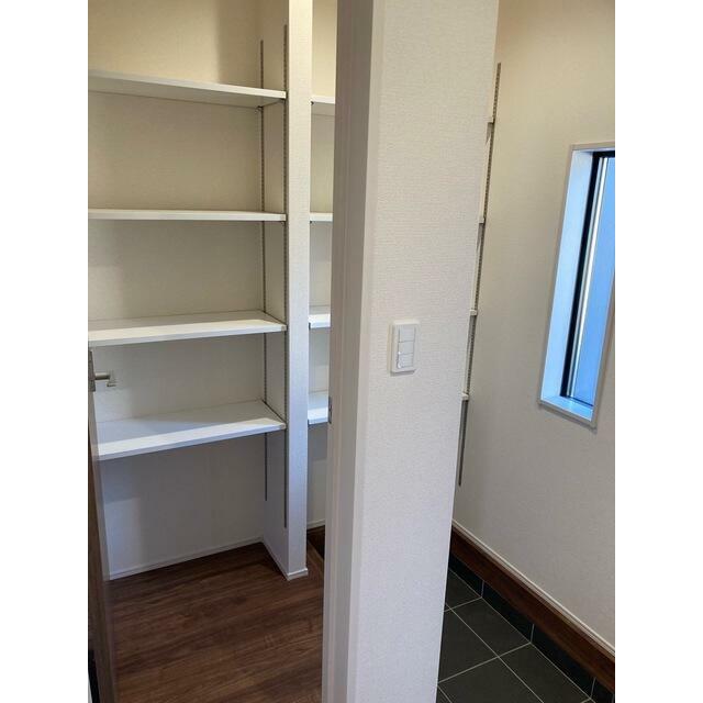 クローゼットや本棚、趣味の保管庫と自由に活用できる収納空間（1号棟）