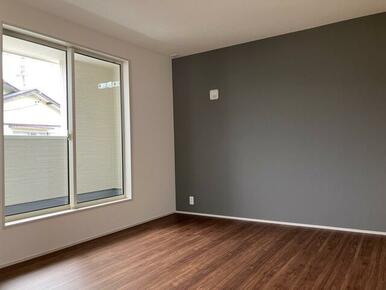 アクセントをつけた壁紙で「センスのいい洋室」を目指そう（2号棟）