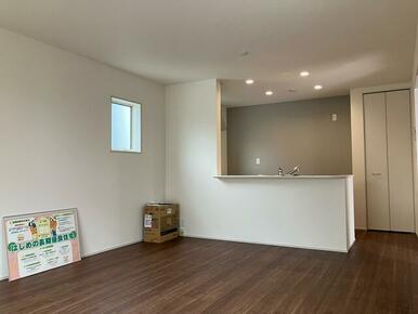 くつろぎスペースとしてはもとより、リビングに学習やテレワークのスペースを設けるご家庭も増えています（2号棟）