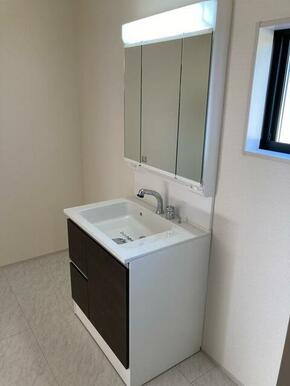 お化粧やヘアセットが楽しくなる洗面スペース（1号棟）