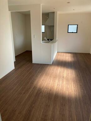 リビングはお気に入りのソファやクッションでくつろげる空間に（1号棟）