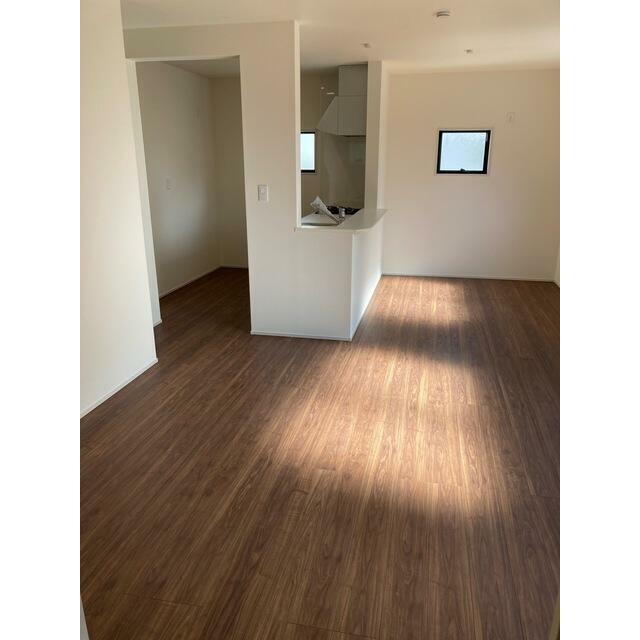 リビングはお気に入りのソファやクッションでくつろげる空間に（1号棟）