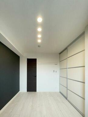 洋室　アクセントクロス採用、ＬＤＫとはスライディングスクリーンで仕切られています。