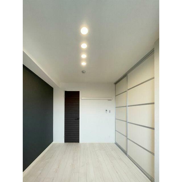 洋室　アクセントクロス採用、ＬＤＫとはスライディングスクリーンで仕切られています。