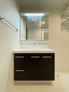 洗面所　洗髪洗面化粧台設置、洗濯機置き場上部には棚が２段ございます。