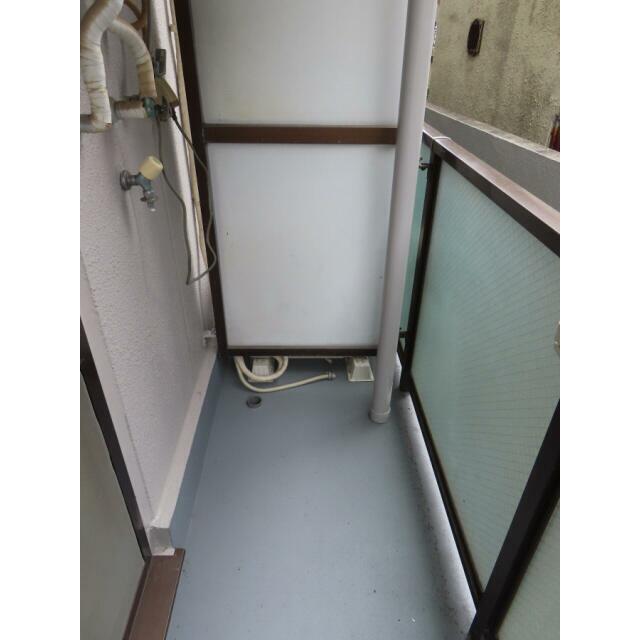 洗濯機置き場は屋根付のバルコニー