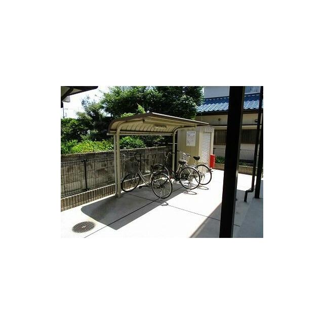 屋根付き駐輪場です。