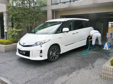 入居者の洗車の様子。井戸水を無料でご利用頂けます。洗車用のホースや脚立も貸出ししています。